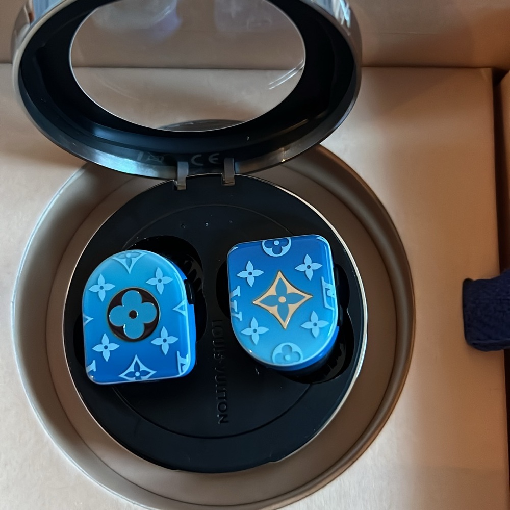 Louis Vuitton Horizon Wireless Earphones
Never been used